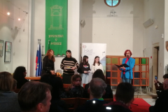 Učenci OŠ Raka na podelitvi likovnega natečaja